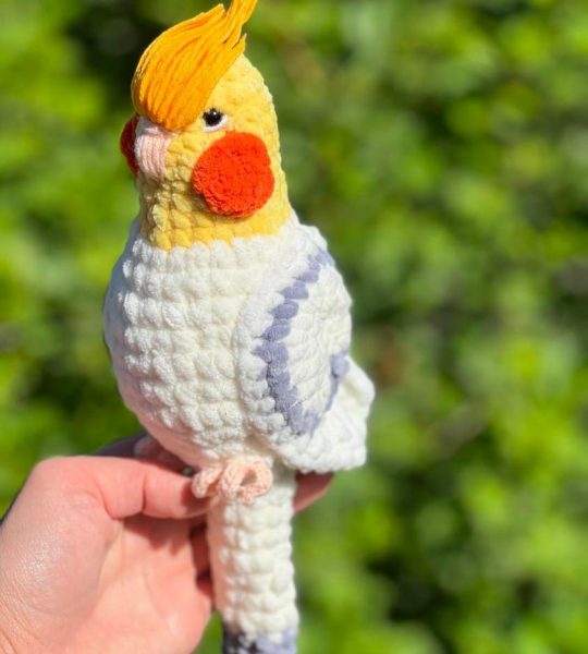 Авторська іграшка в’язаний папуга в жовто-білому кольорі