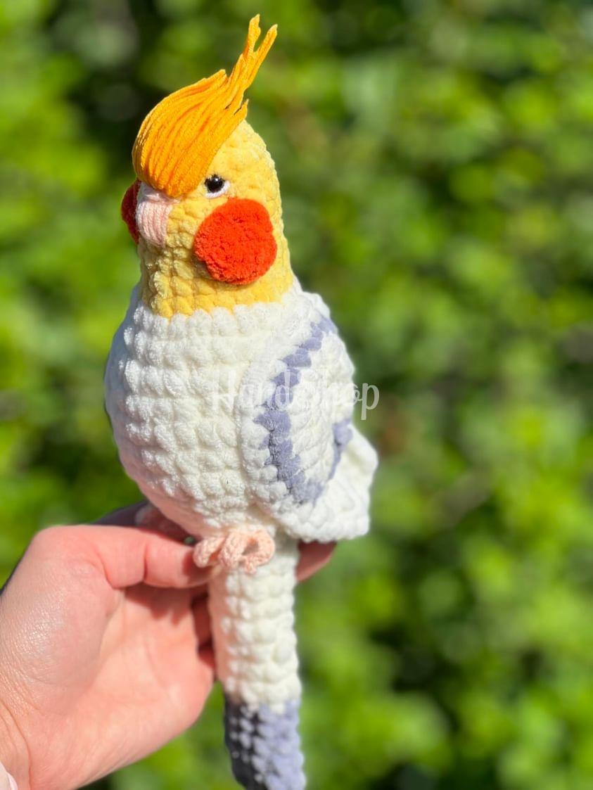 Авторська іграшка в’язаний папуга в жовто-білому кольорі Авторська іграшка в’язаний папуга в жовто-білому кольорі