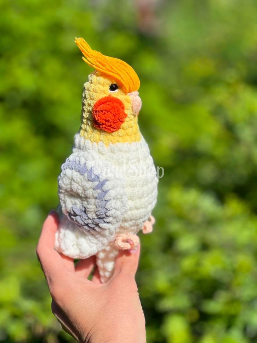 Авторська іграшка в’язаний папуга в жовто-білому кольорі Авторська іграшка в’язаний папуга в жовто-білому кольорі