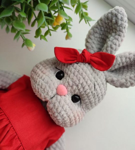 Дитяча іграшка кролик зайка в червоному комбінезоні