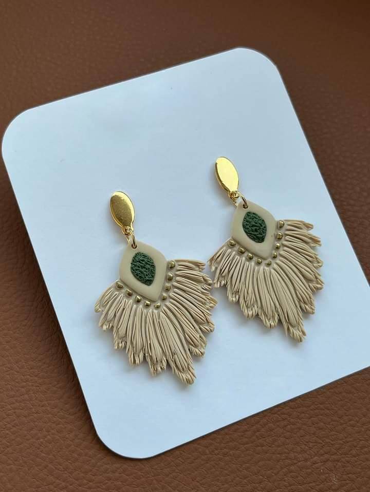 Символ мистецтва: авторські жіночі сережки у бохо-стилі з полімерної глини ручної роботи в бежевій гамі Символ мистецтва: авторські жіночі сережки у бохо-стилі з полімерної глини ручної роботи в бежевій гамі