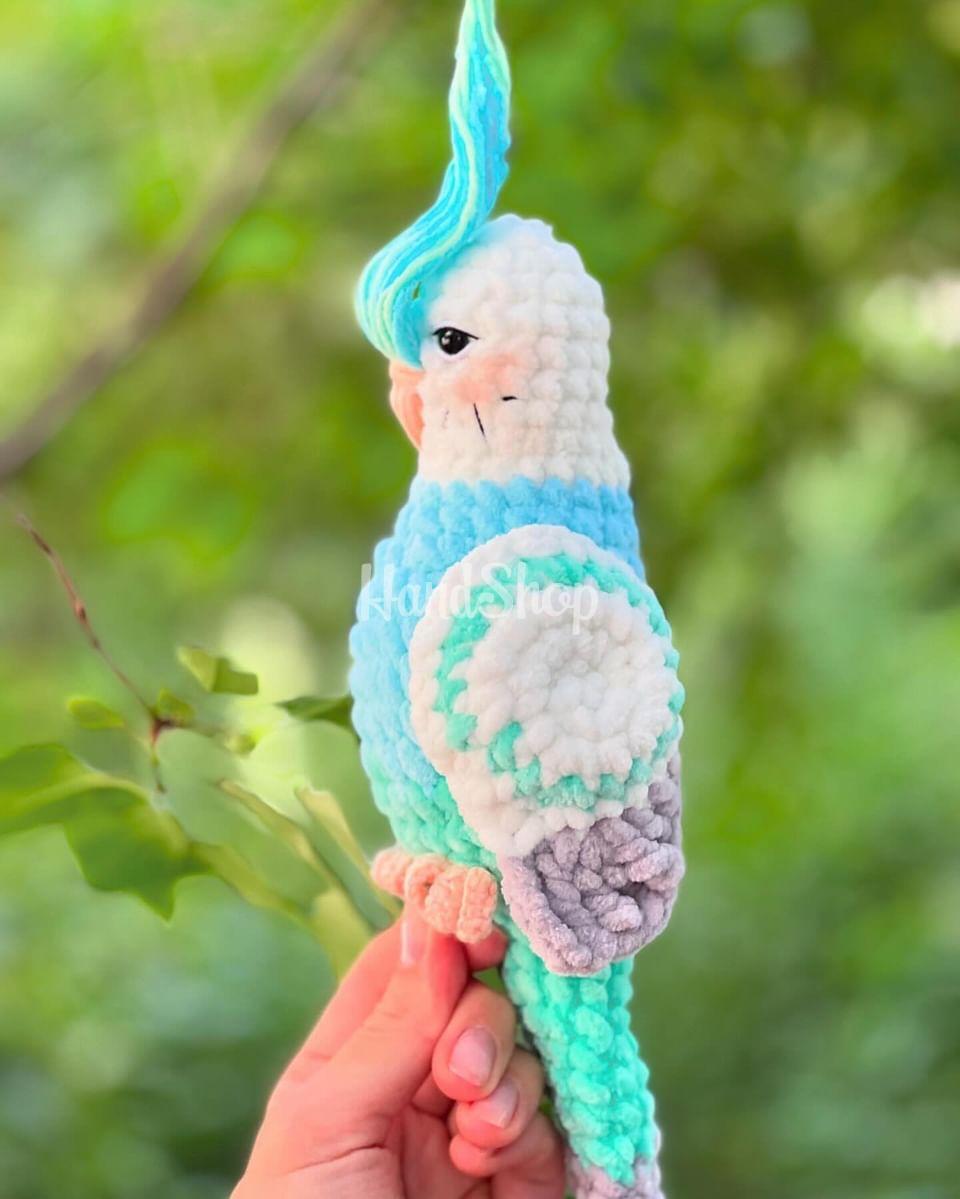 Авторська іграшка в’язаний папуга в бірюзово-білому кольорі Авторська іграшка в’язаний папуга в бірюзово-білому кольорі