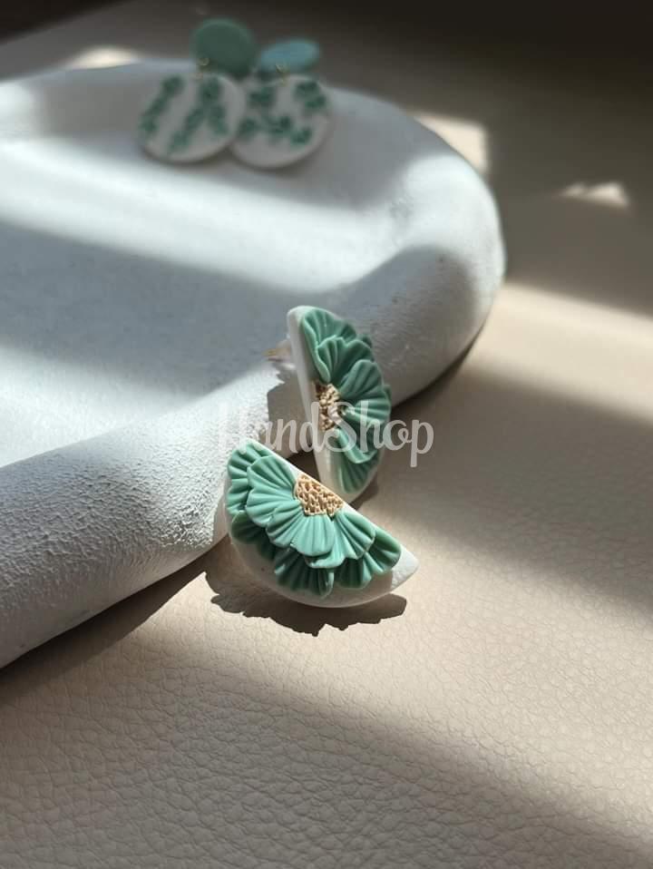 Сережки бірюзова квітка половинки з полімерної глини Сережки бірюзова квітка половинки з полімерної глини
