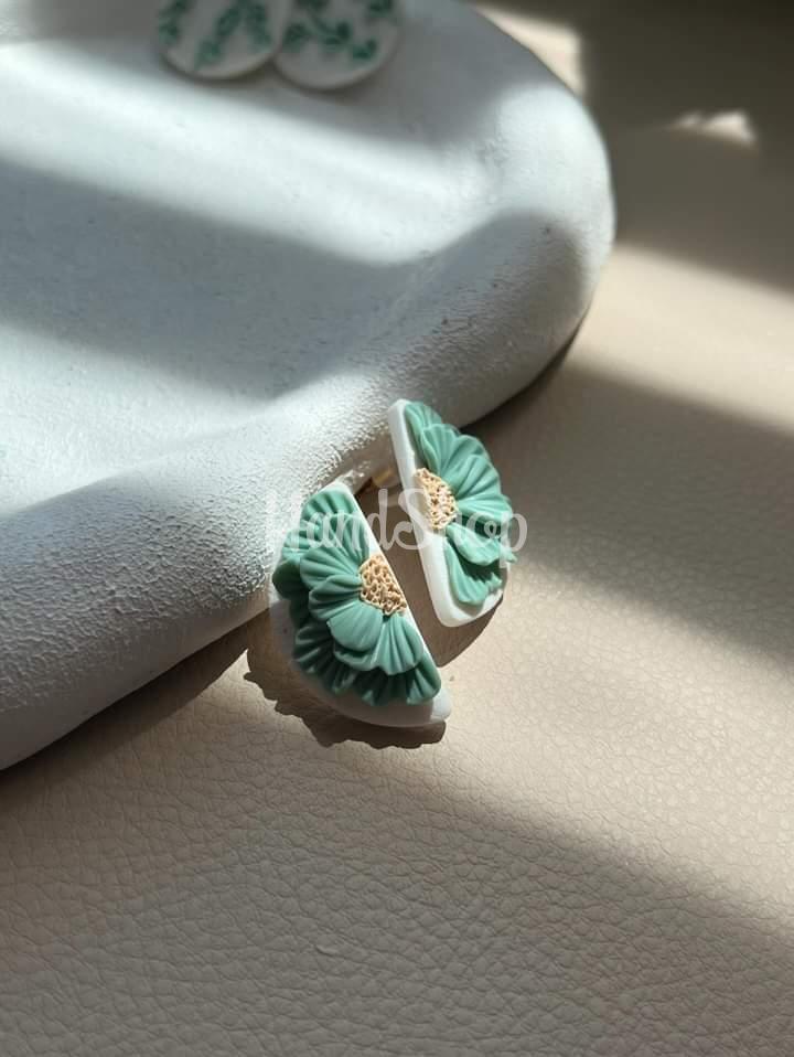 Сережки бірюзова квітка половинки з полімерної глини Сережки бірюзова квітка половинки з полімерної глини