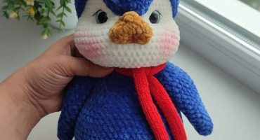 Величезний синій плюшевий пінгвін в'язана іграшка з елегантним червоним шаликом та справжніми емоціями