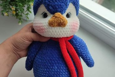 Величезний синій плюшевий пінгвін в'язана іграшка з елегантним червоним шаликом та справжніми емоціями