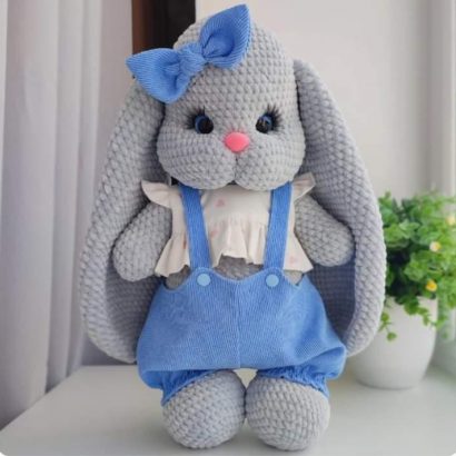 Дитяча іграшка зайка в блакитному комбінезоні