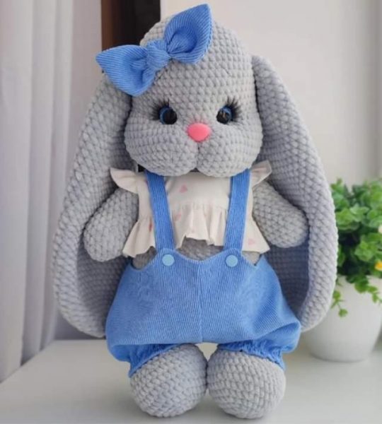 Дитяча іграшка зайка в блакитному комбінезоні