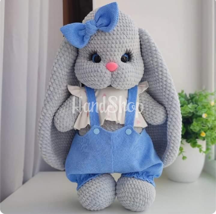 Дитяча іграшка зайка в блакитному комбінезоні Дитяча іграшка зайка в блакитному комбінезоні