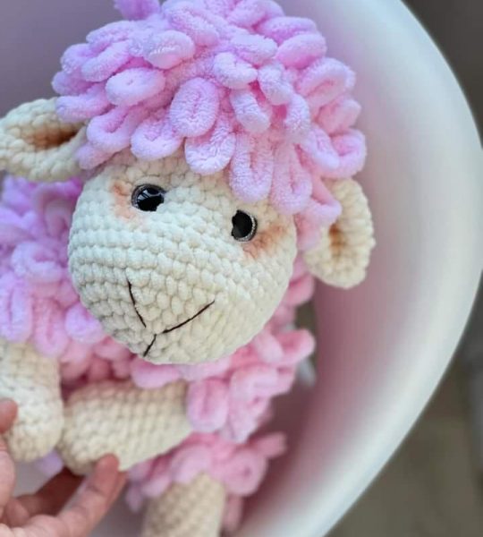 Велика дитяча в’язана іграшка гачком пухнаста рожева вівця