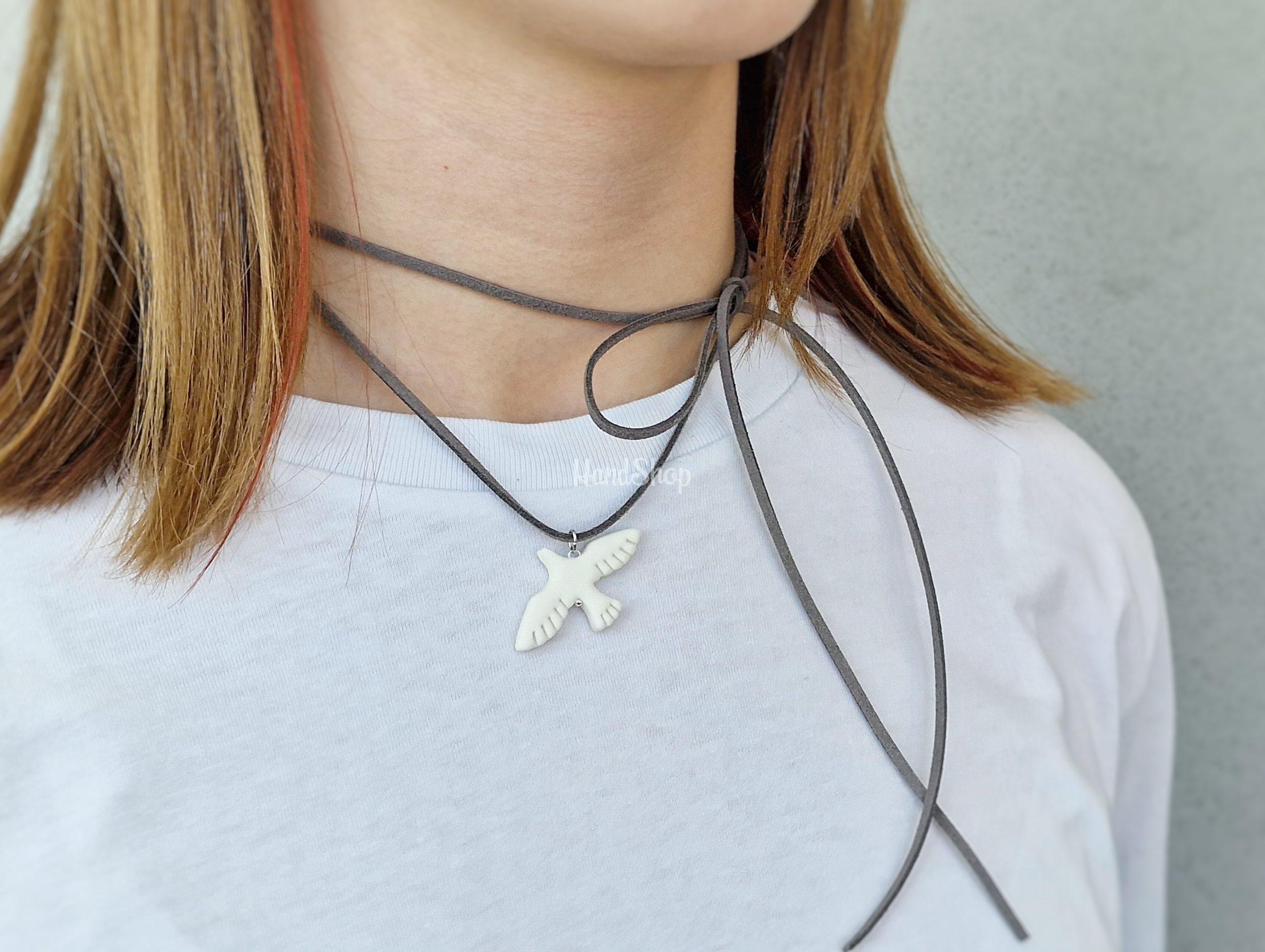 Комплект сережки та кулон голубки з полімерної глини Комплект сережки та кулон голубки з полімерної глини