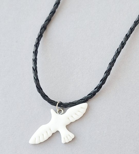 Жіночий кулон біла голубка з полімерної глини, шнур