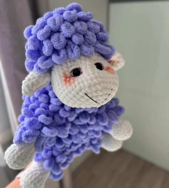 Дитяча в’язана іграшка гачком фіолетова вівця авторська
