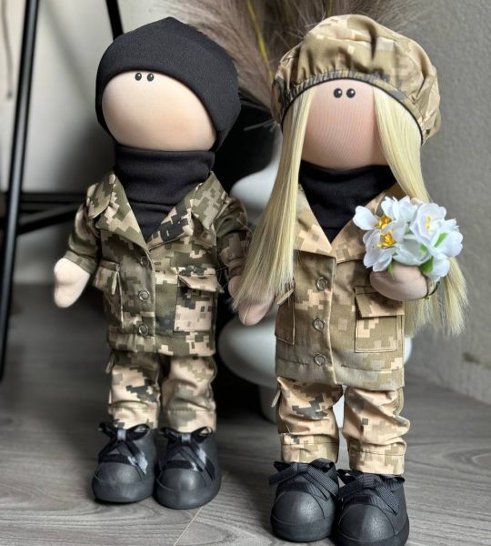 Сувенірна текстильна лялька блондинка захисниця військова