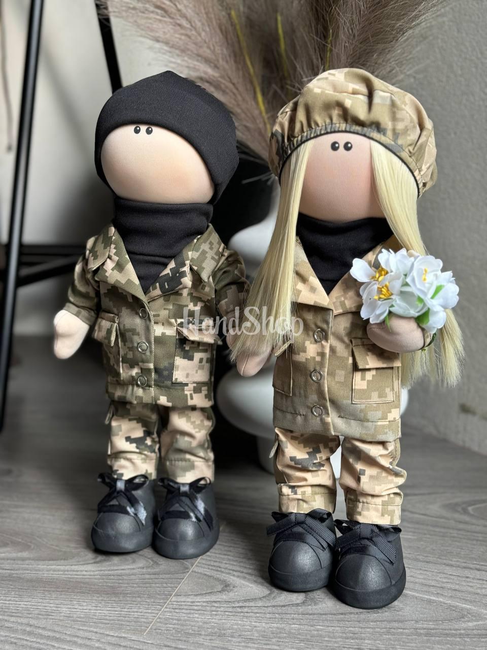 Сувенірні ляльки пара молодят у військові формі Сувенірні ляльки пара молодят у військові формі