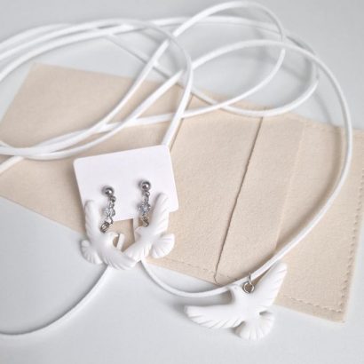 Набір білі сережки та кулон пташки голубки глина