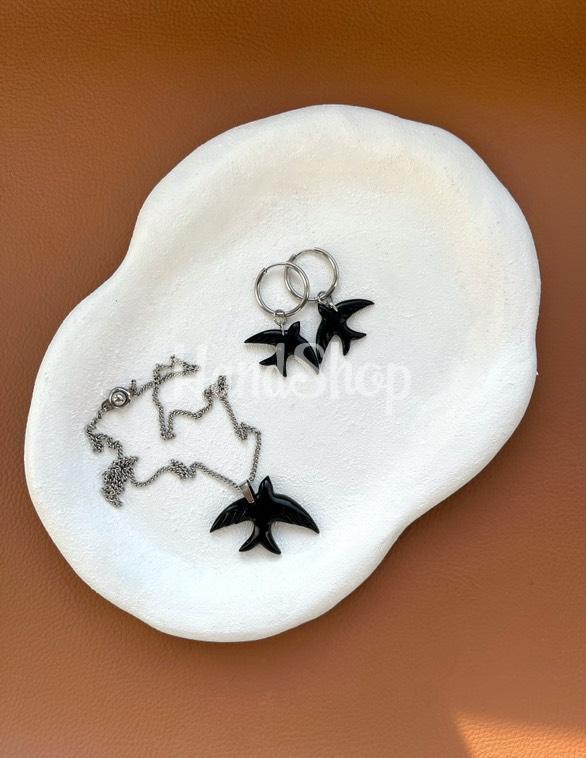 Набір прикрас чорні сережки та кулон ластівки з полімерної глини Набір прикрас чорні сережки та кулон ластівки з полімерної глини