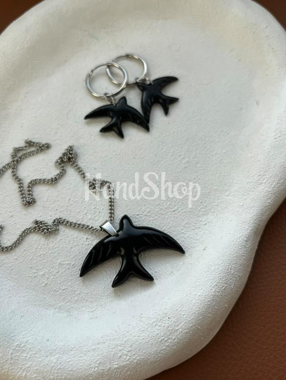 Набір прикрас чорні сережки та кулон ластівки з полімерної глини Набір прикрас чорні сережки та кулон ластівки з полімерної глини