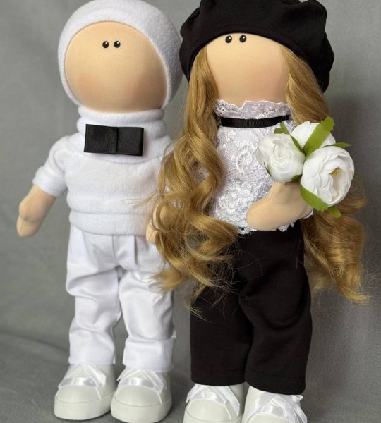Стильна весільна пара ляльки інтер’єрні наречений і наречена
