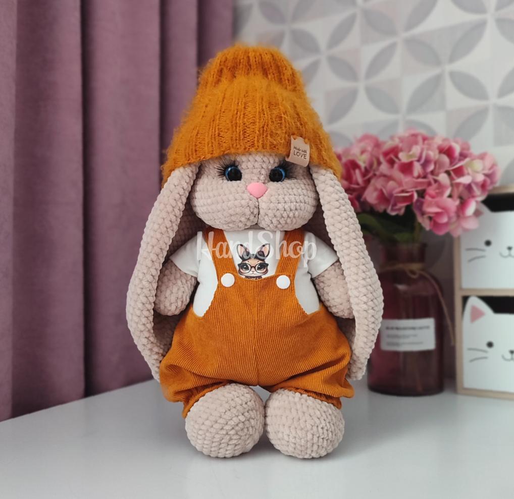 Авторська дитяча іграшка зайка з довгими вушками в комбінезоні Авторська дитяча іграшка зайка з довгими вушками в комбінезоні