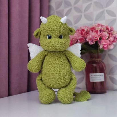 Чарівний плюшевий дракончик: авторська хендмейд велика в’язана іграшка, яка завоює серце кожного