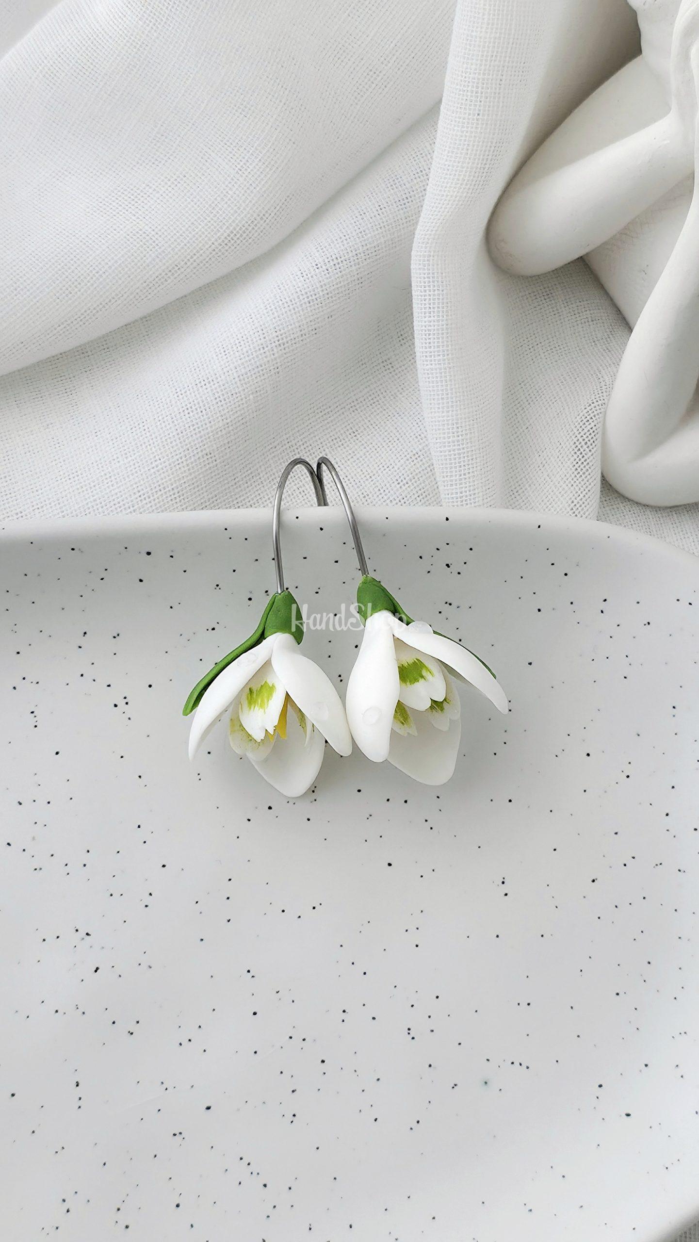 Жіночі сережки білі квіти підсніжники з полімерної глини Жіночі сережки білі квіти підсніжники з полімерної глини