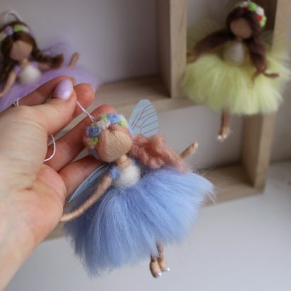 Лялечка валяна з вовни підвіска веснянка ангел з крилами