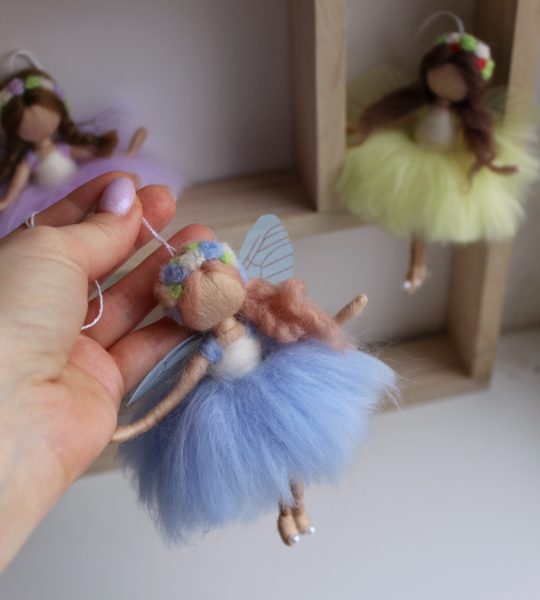 Лялечка валяна з вовни підвіска веснянка ангел з крилами