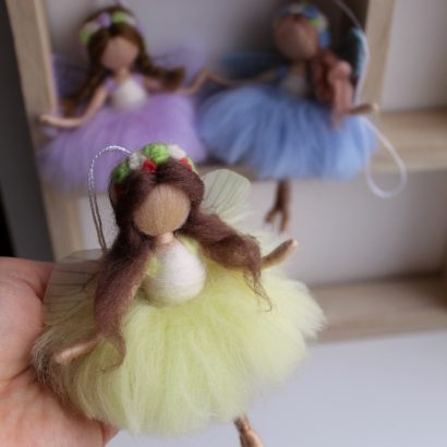 Лялечка валяна з вовни підвіска веснянка ангел з крилами