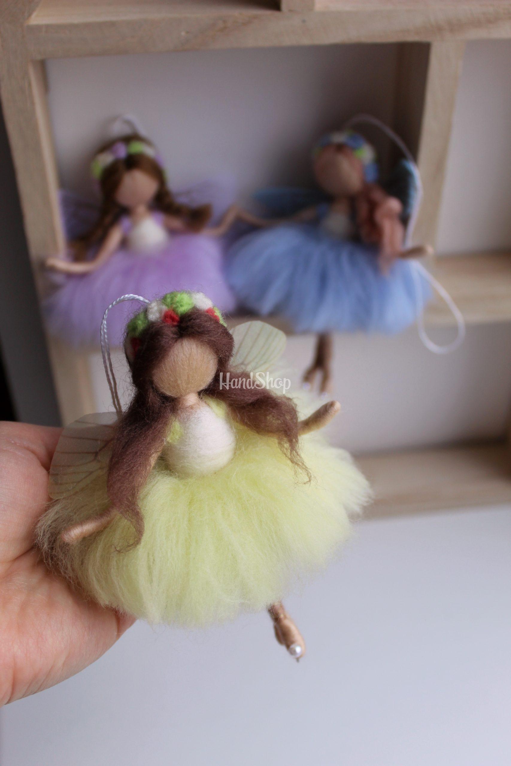 Лялечка валяна з вовни підвіска веснянка ангел з крилами Лялечка валяна з вовни підвіска веснянка ангел з крилами