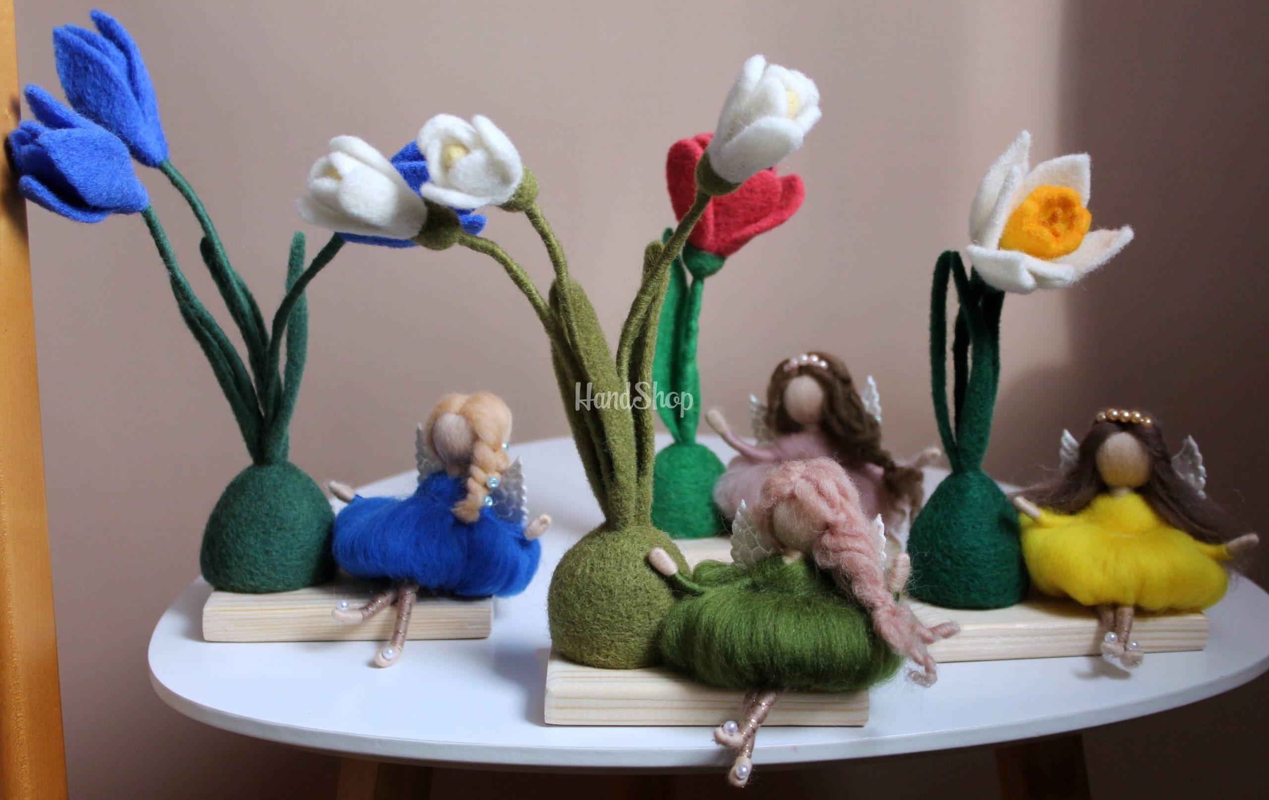 Лялька фея квіти сині дзвіночки на дерев’яній підставці Лялька фея квіти сині дзвіночки на дерев’яній підставці