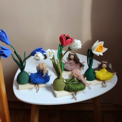 Сувенірна лялька фея квіти підсніжники на дерев’яній підставці