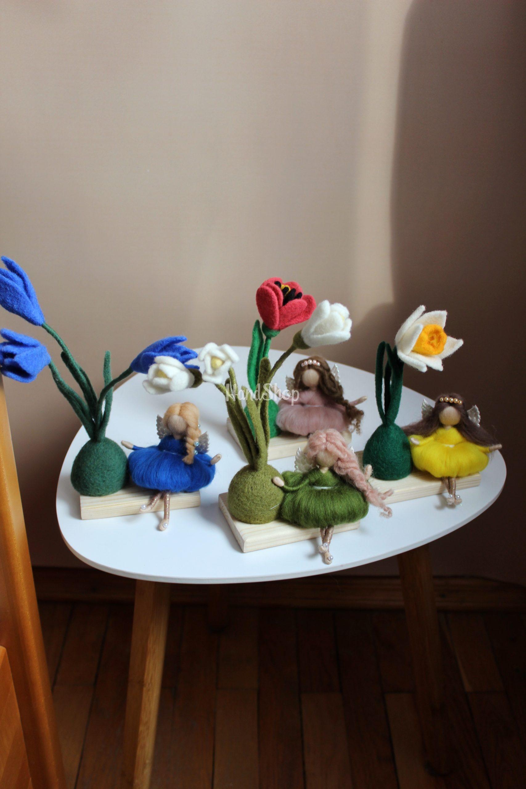 Сувенірна лялька фея квіти підсніжники на дерев’яній підставці Сувенірна лялька фея квіти підсніжники на дерев’яній підставці