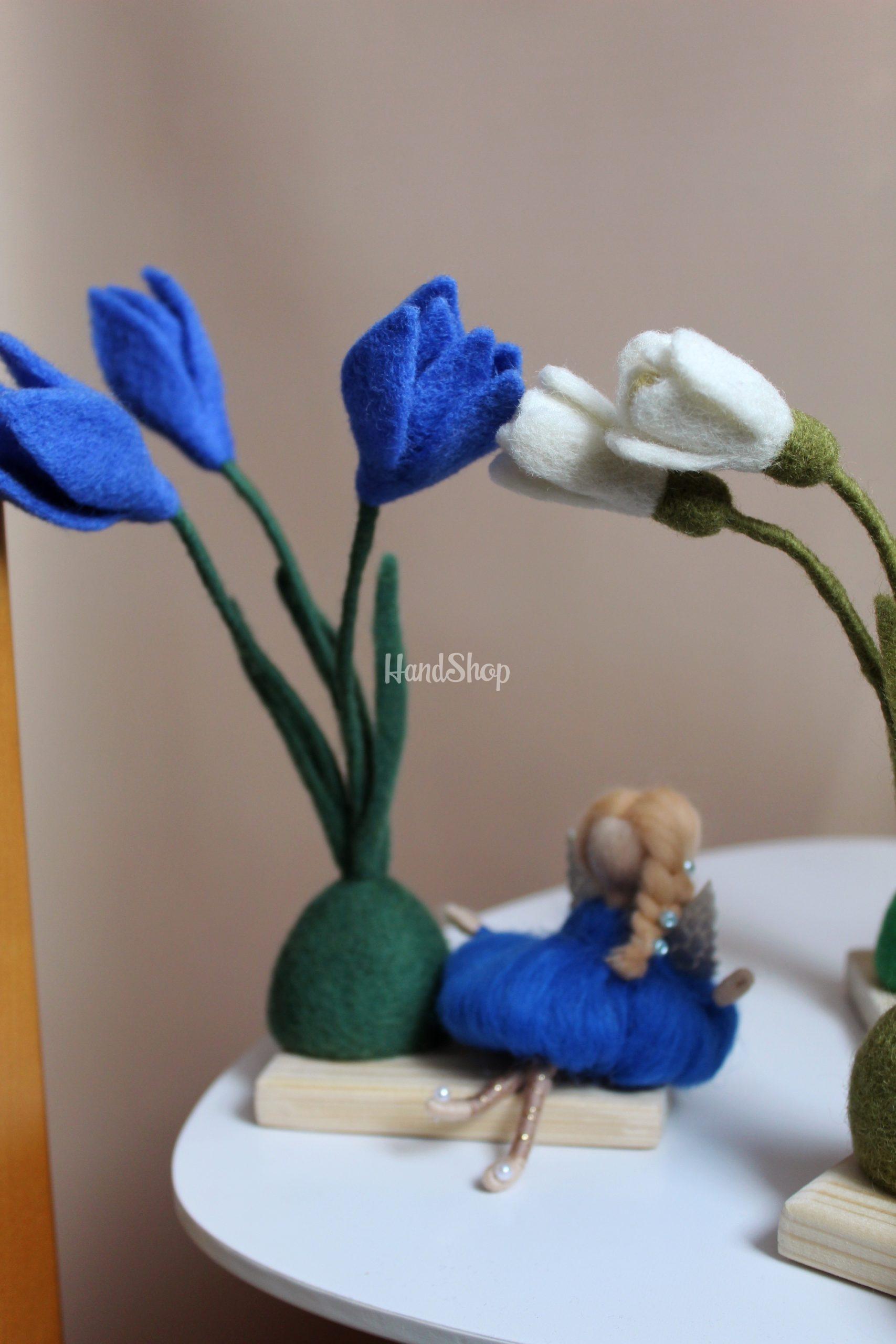 Лялька фея квіти сині дзвіночки на дерев’яній підставці Лялька фея квіти сині дзвіночки на дерев’яній підставці