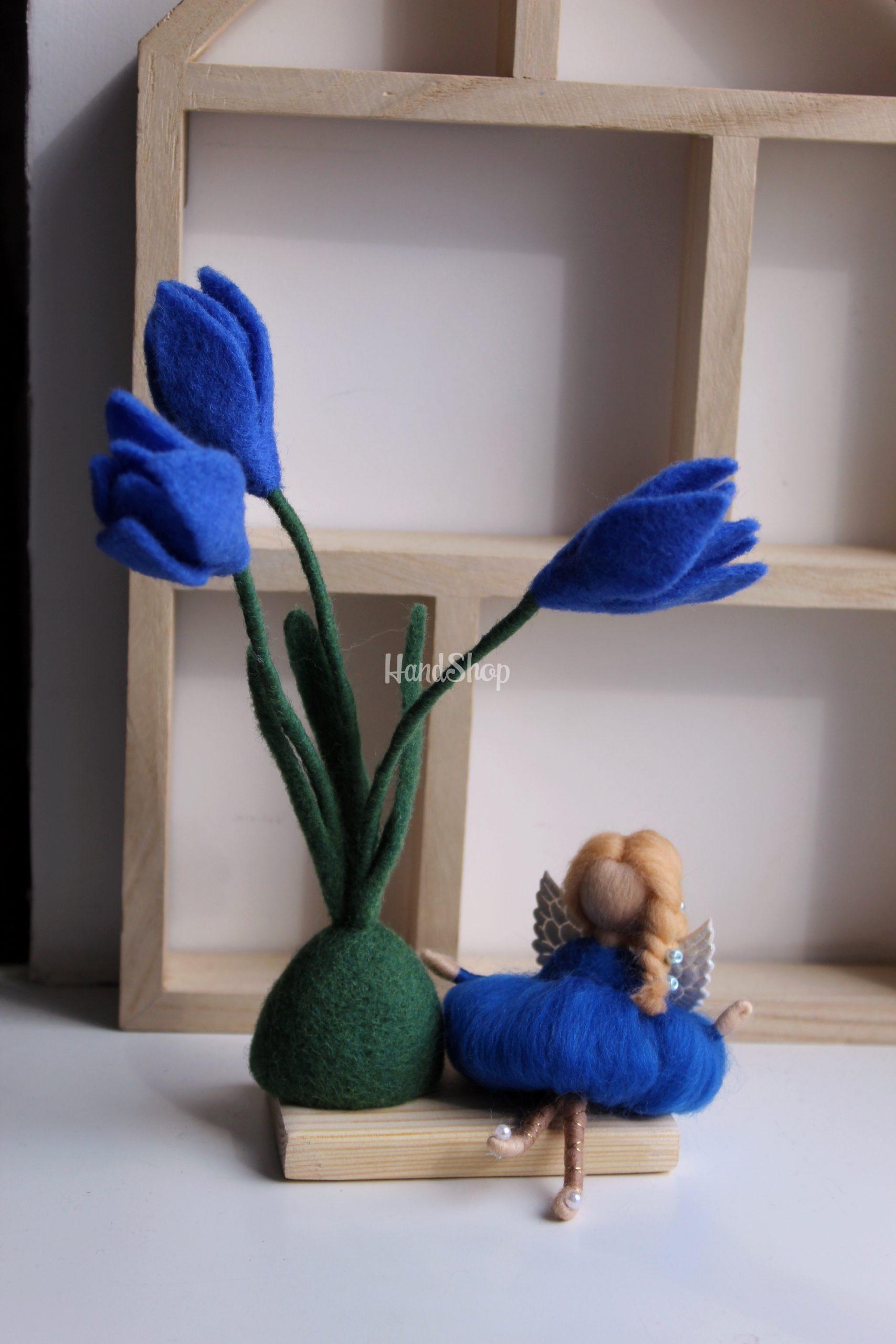 Лялька фея квіти сині дзвіночки на дерев’яній підставці Лялька фея квіти сині дзвіночки на дерев’яній підставці