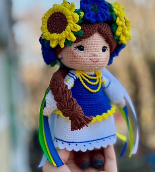 Сувенірна в’язана лялька україночка віночок квіти соняшники
