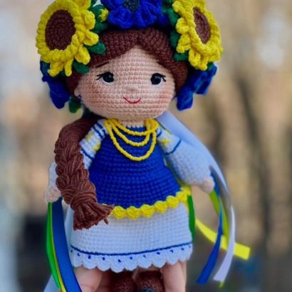 Сувенірна в’язана лялька україночка віночок квіти соняшники