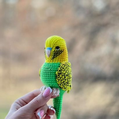 Авторська іграшка в’язаний папуга в жовто-зеленому кольорі