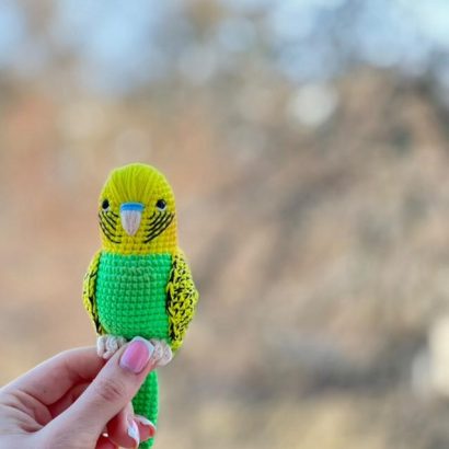 Авторська іграшка в’язаний папуга в жовто-зеленому кольорі