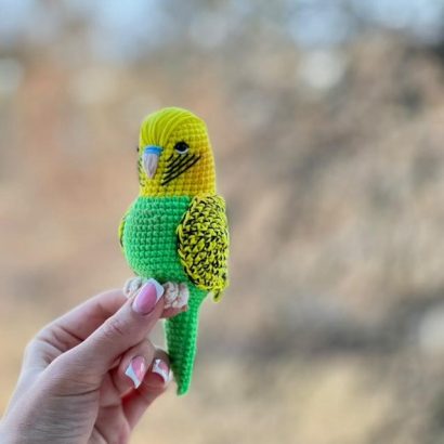 Авторська іграшка в’язаний папуга в жовто-зеленому кольорі