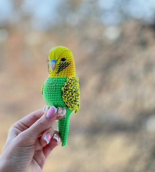 Авторська іграшка в’язаний папуга в жовто-зеленому кольорі