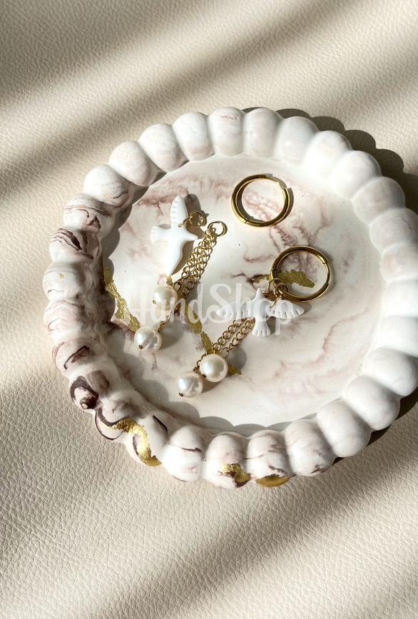 Набір прикрас сережки та кулон білі голубки глина Набір прикрас сережки та кулон білі голубки глина