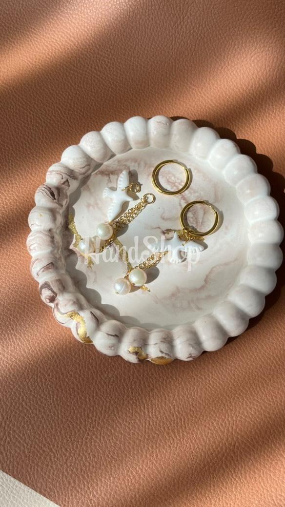 Набір прикрас сережки та кулон білі голубки глина Набір прикрас сережки та кулон білі голубки глина