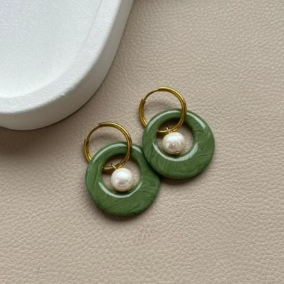 Стильні жіночі сережки круглі зелені глина та річкові перли
