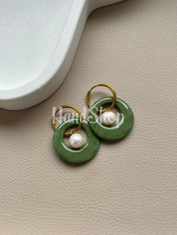 Стильні жіночі сережки круглі зелені глина та річкові перли Стильні жіночі сережки круглі зелені глина та річкові перли