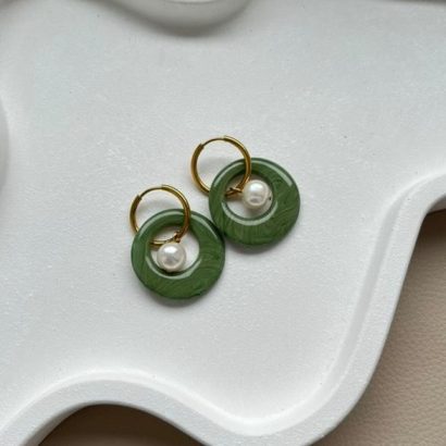 Стильні жіночі сережки круглі зелені глина та річкові перли
