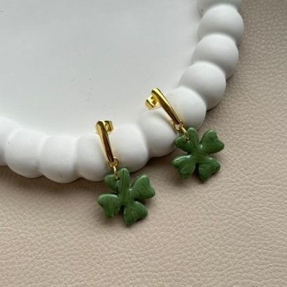 Жіночі сережки зелені листочки клевера глина