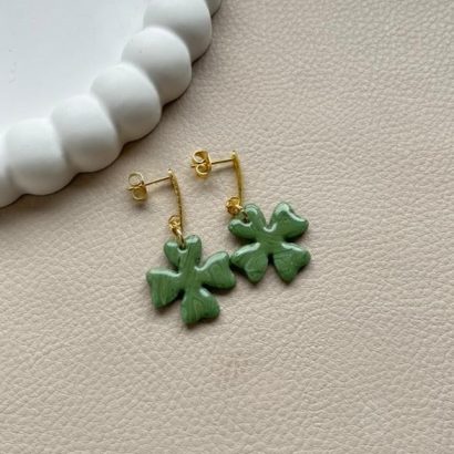 Жіночі сережки зелені листочки клевера глина