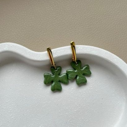 Жіночі сережки зелені листочки клевера глина