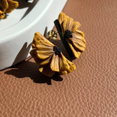 Святкові жіночі сережки квітка половинки з полімерної глини